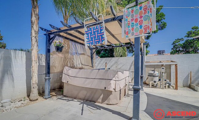 Building Photo - Spacious 5BD/2BA Home in Bakersfield's 93312 — Pool, Solar & Small Pets Welcome!