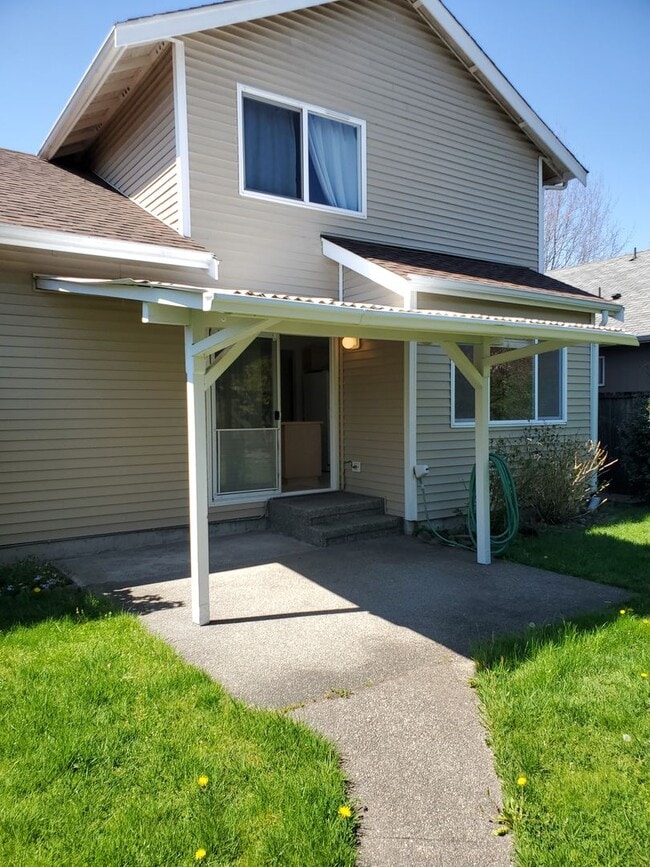 Building Photo - Great 3 bedroom home available now!