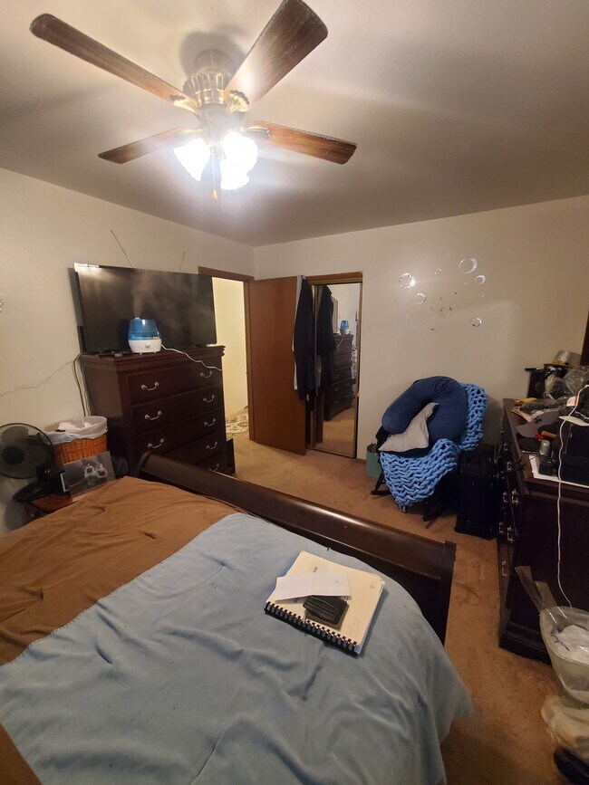 Building Photo - Multi-Level 2BED/1.5BATH West Allis Apartment