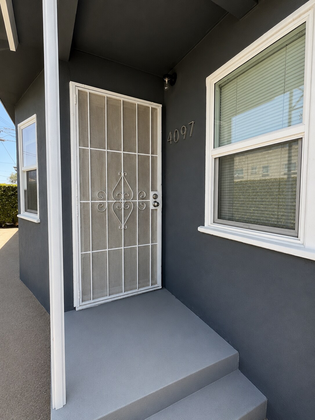 gated entry with private front yard - 4091 Rosecrans Ave