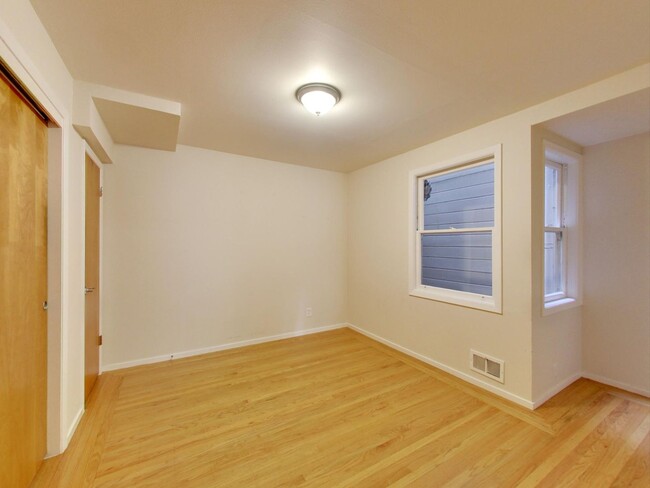 Building Photo - One Month Free!! Prime Telegraph Hill Loca...