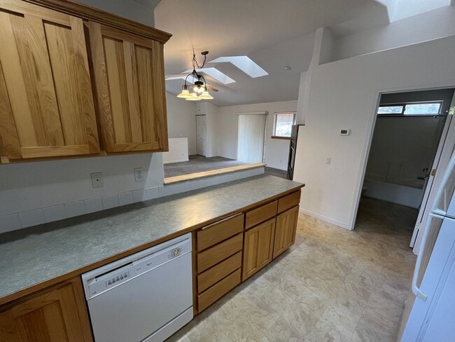 Building Photo - Spacious 1 Bed/1 Bath with Attached Garage - NW Bend