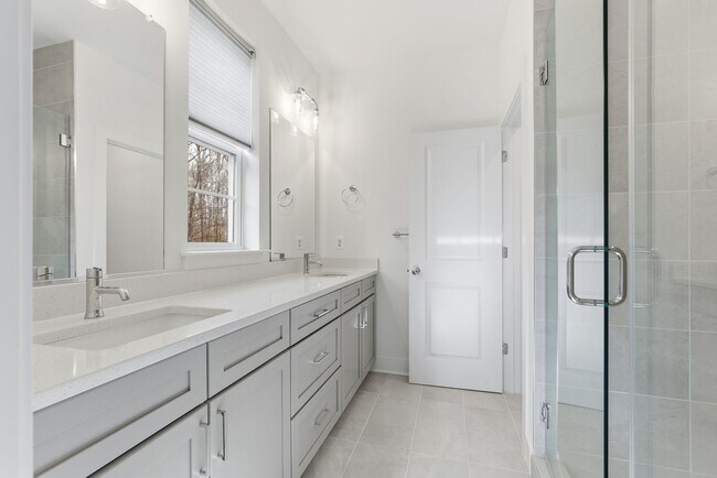 Building Photo - Beautiful 4 BR/4.5 BA EOG Townhome in Laurel!