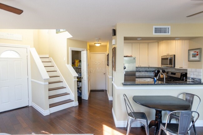 Building Photo - Beautiful 3 bed / 2.5 bath / 1,150 sqft Town Home in walking distance to Vista Village