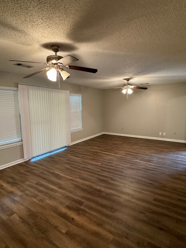 Building Photo - 875 Montclair St