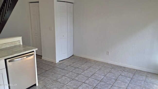 Building Photo - 196 W Sandalwood Ct