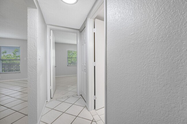 Building Photo - Spacious 2 Bed-1Bath apartment with Pool!