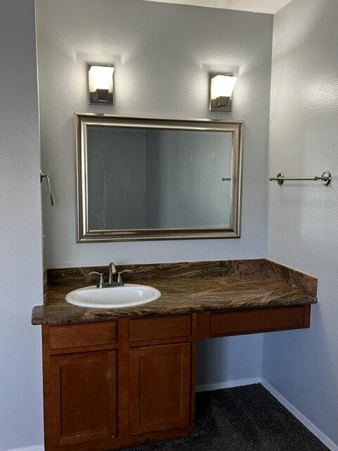 Building Photo - Downtown 2bd Townhouse! Balcony, off-street parking!