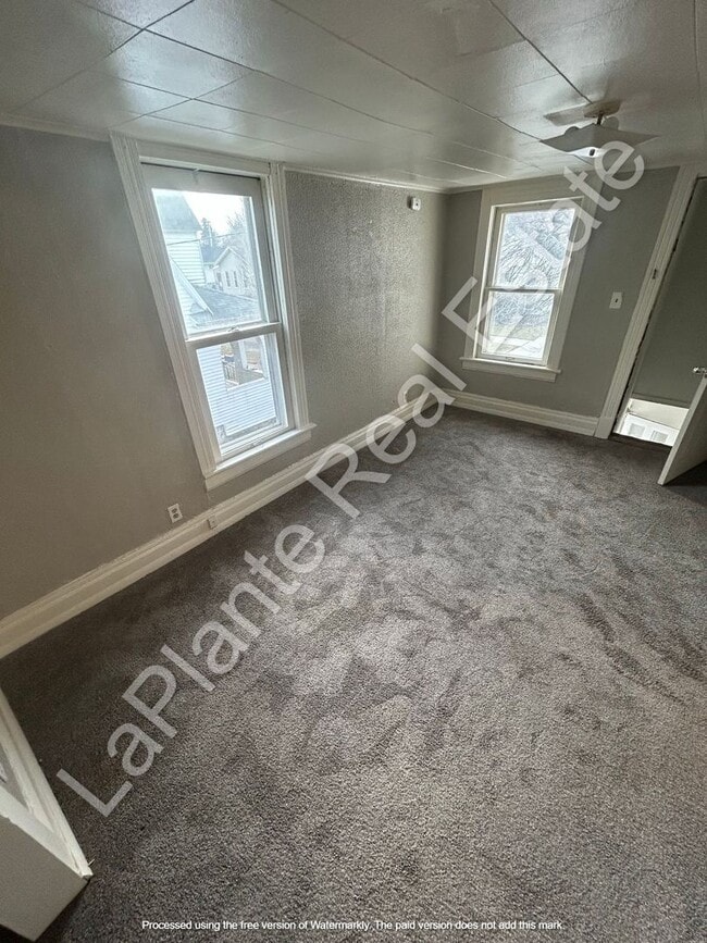 Building Photo - 3950 Woodhaven Dr