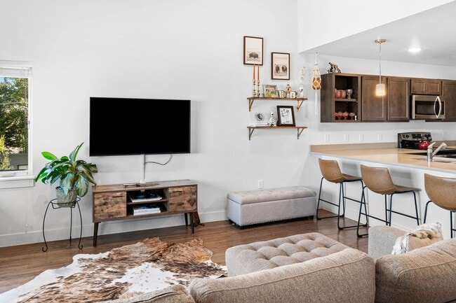 Building Photo - Top Floor-Gorgeous Unit Stunning Views-Luxury