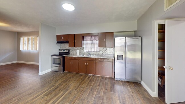 Building Photo - 3BR/1BA HOUSE - Riverview Area  **HALF OFF...