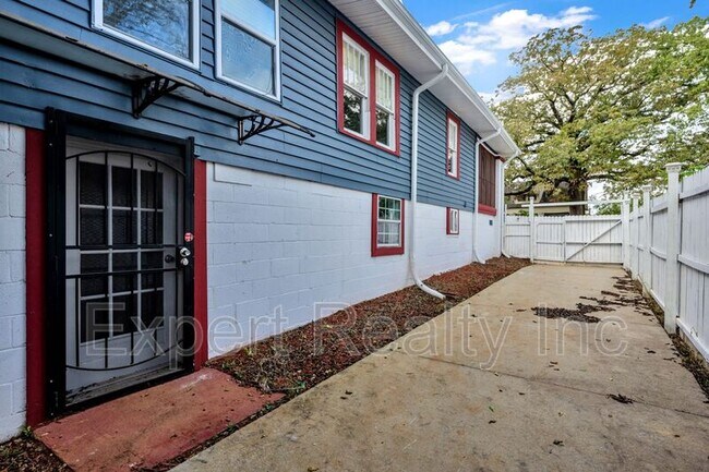 Building Photo - 1245 Waverly St