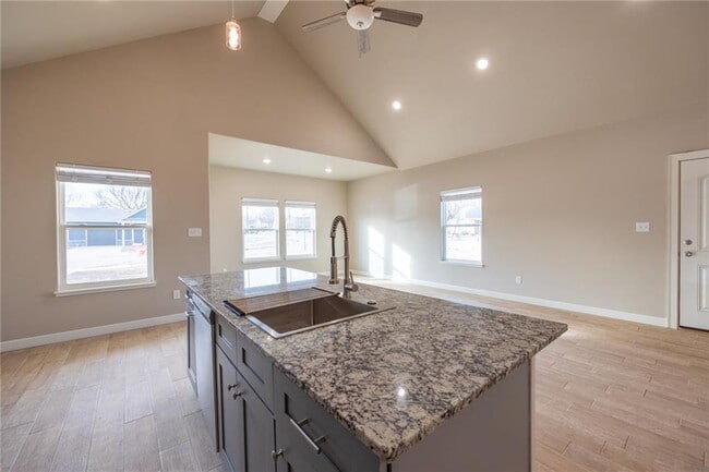 Building Photo - 812 Vly Oaks Ln
