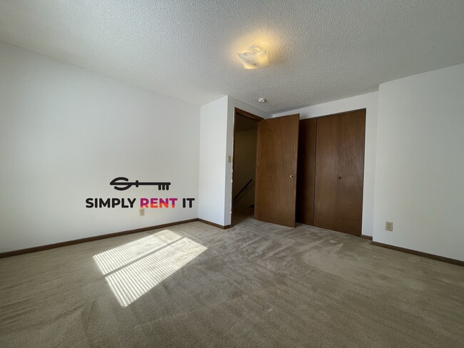 Building Photo - Huge 3 Bedroom Duplex in Ames, Aug 1st