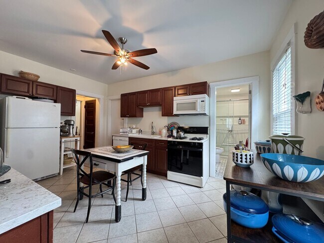 Building Photo - Spacious 2-Bedroom, 2-Bath in East Rock – Newly Renovated!