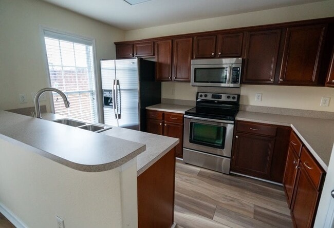 Building Photo - 3 Bedroom, 2 Bath End unit Townhome for Rent