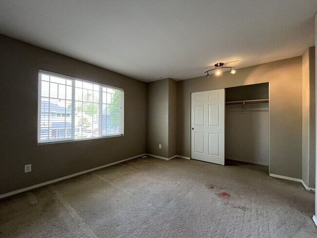 Building Photo - Beautiful 5BD/3BA Home with Soaking Tub, Island Kitchen & Attached 2-Car Garage