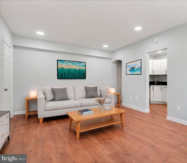 Building Photo - 1909 N Rhodes St