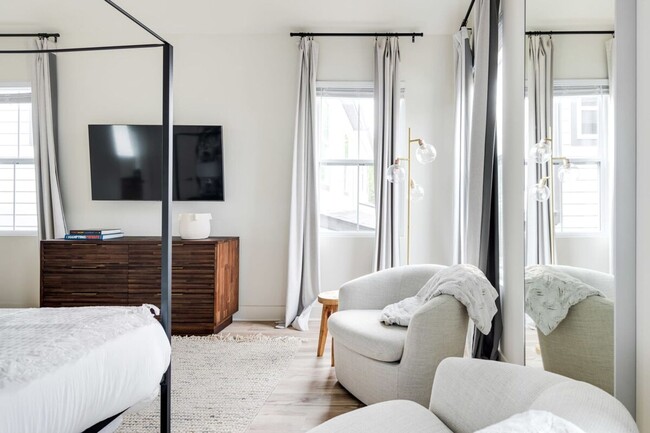 Building Photo - Fully Furnished - Designer Home (Flexible Lease Options)