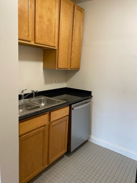 Building Photo - 15 E Kirby St