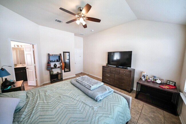 Building Photo - Stunning 3-Bedroom Home with Office in Charleston Parke, Cibolo - Realtor Commission offered: $500