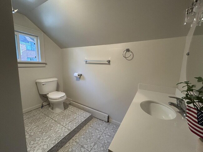 Building Photo - "Charming 2-Bedroom Haven in the Heart of ...