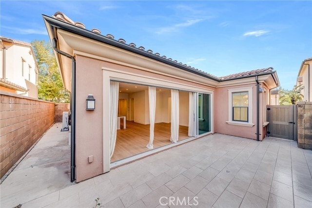 Building Photo - 64 Meander