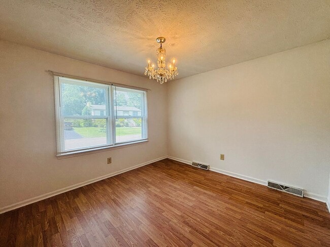 Building Photo - 306 Woodbine Dr