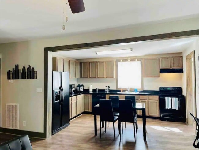 Building Photo - 527 S Hamilton St