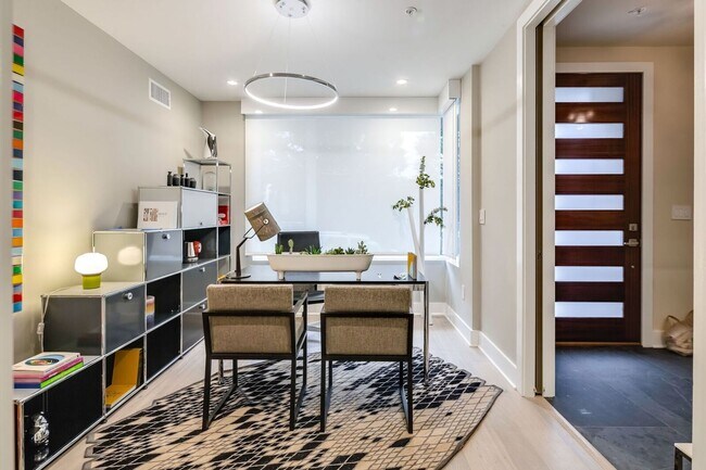 Building Photo - Old City Townhome with Parking
