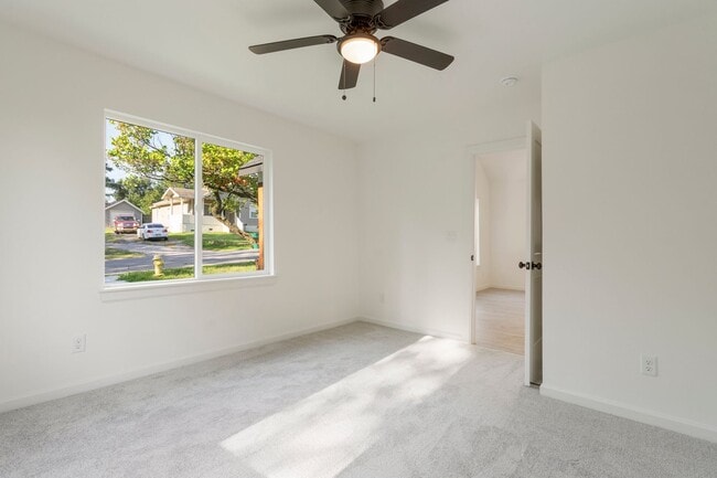 Building Photo - Gorgeous 3 bedroom 2 bathroom home