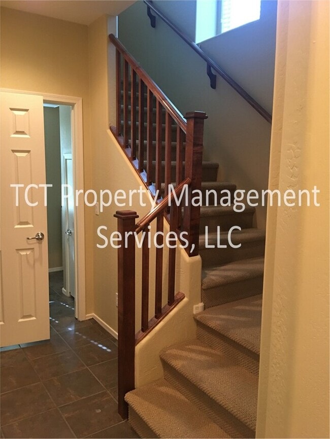 Building Photo - Upgraded Beautiful 3 bedroom 2.5 bath townhouse in The Cottages