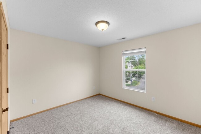 Building Photo - Modern 2-Bed Townhome with Vaulted Master & Private Deck – Prime Columbus Location!