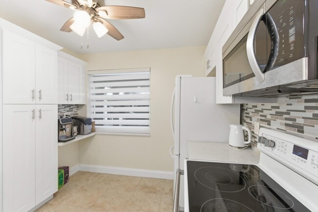 Building Photo - 911 Gardenia Dr