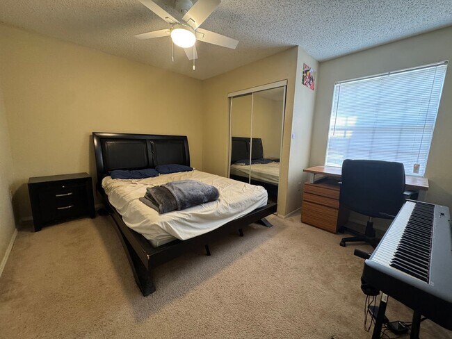 Building Photo - Modern 2-Bed/2-Bath Condo in Gated Community – Close to UF & Shands!