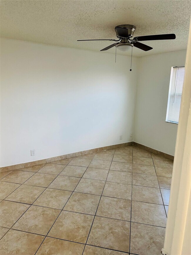 Building Photo - 10046 Winding Lake Rd