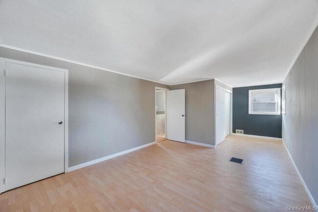 Building Photo - 627 10th Ave