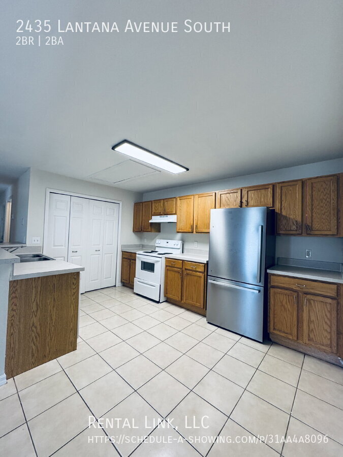 Building Photo - 2435 Lantana Ave S