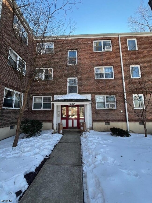 Building Photo - 1480 Terrace Cir