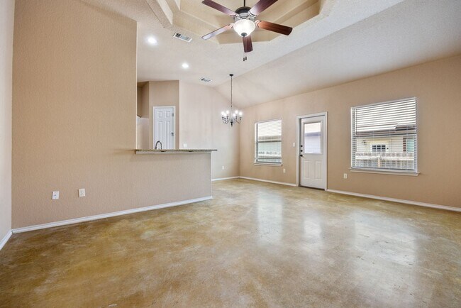 Building Photo - Nice 3 Bedroom Duplex located in New Braunfels!