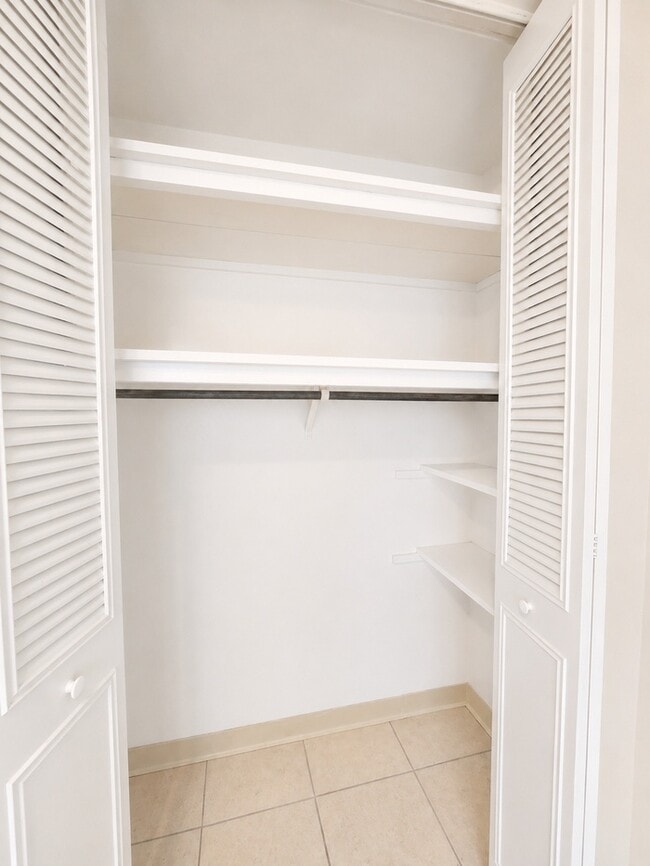 Building Photo - Convenient Downtown Living in a Bright and Comfortable 1-Bedroom Studi