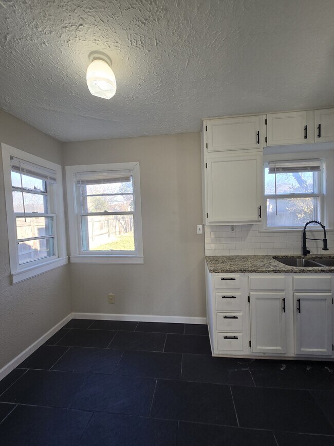 Building Photo - 1642 N Erie St