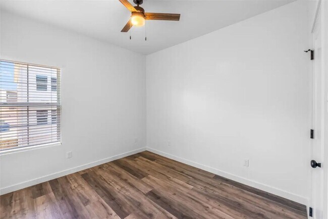 Building Photo - 1540 W Long