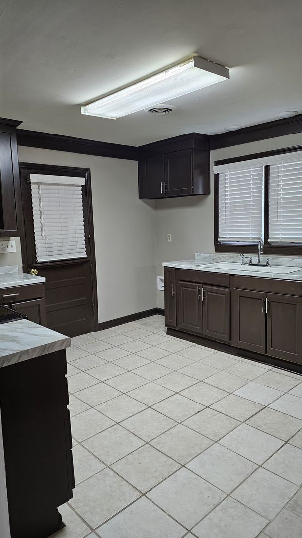 Building Photo - Adorable 3 bedroom, 1 bath home with a lar...