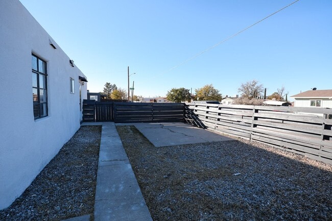 Building Photo - Cute 3 bedroom, 1 Bath Home on a large corner lot