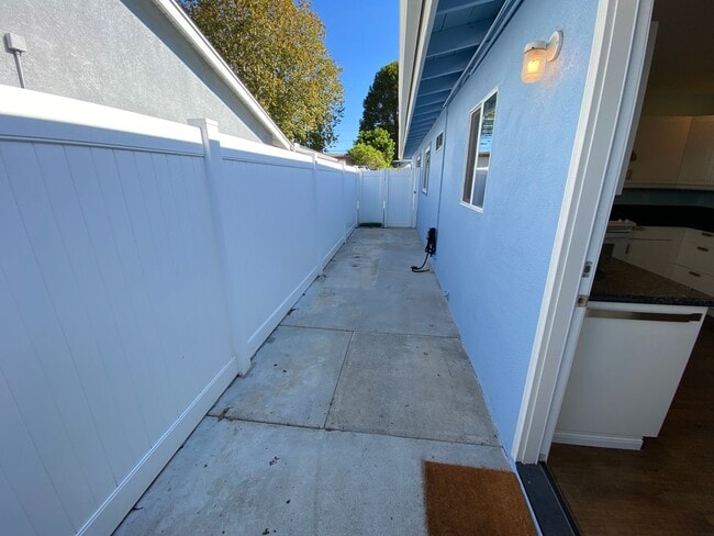 Building Photo - Move-in Ready 2 Bedroom 1 Bath in Carlsbad