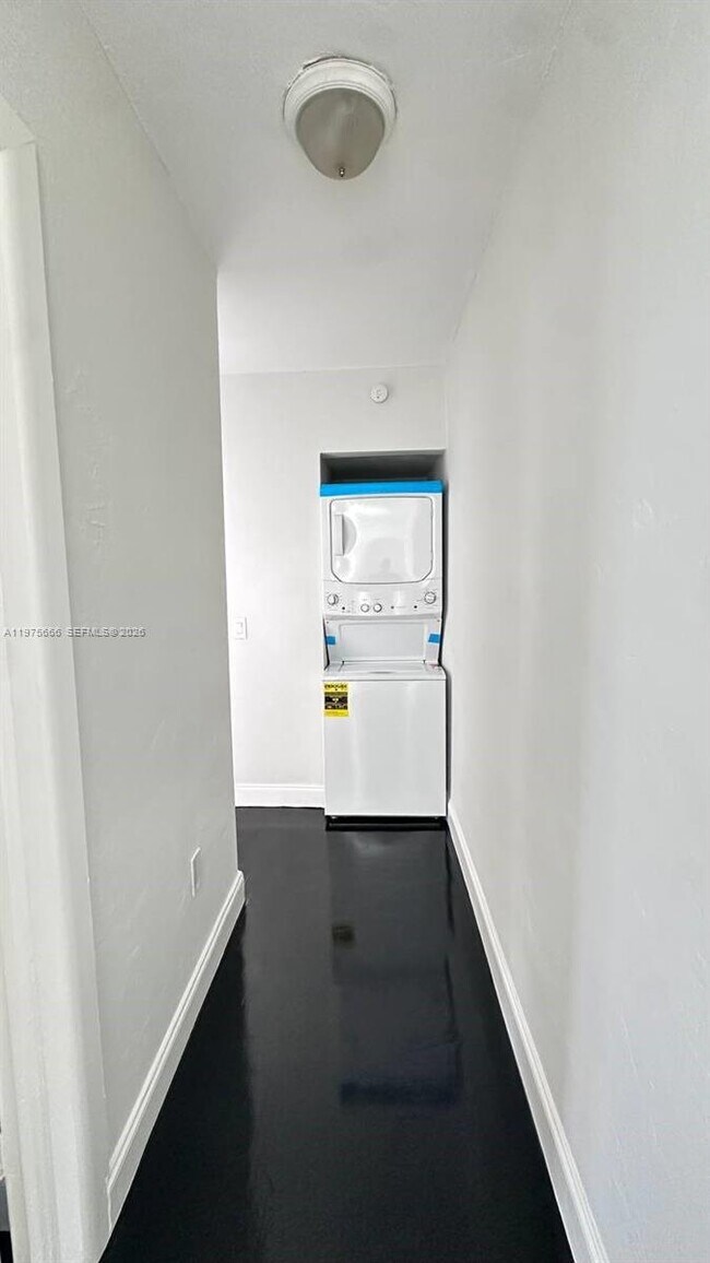 Building Photo - 320 SW 29th Rd