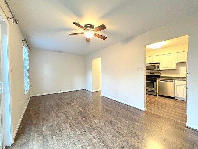 Building Photo - Charming Reston Townhome: Your Ideal Commuter's Haven