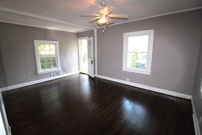 Building Photo - Charming Park Circle Bungalow