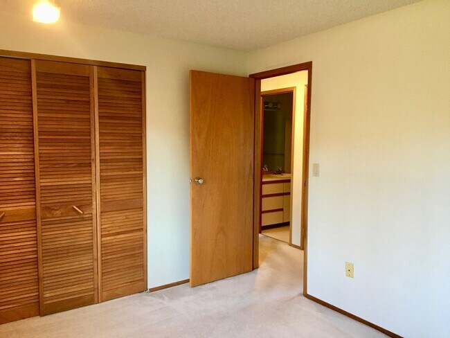 Building Photo - Beautiful 4 Bedroom near Microsoft Availab...